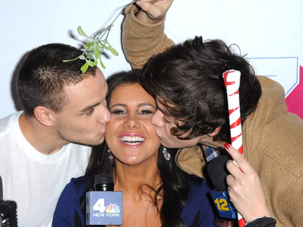 What would Taylor Swift say? Harry Styles kisses pretty brunette in New York with One Direction