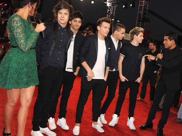 One Direction, Khloe Kardashian and Mario Lopez | US X Factor Final | Pictures | Photos | New | Celebrity News