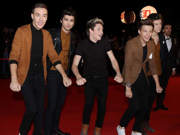 One Direction dance Gangnam Style at French music awards bash 