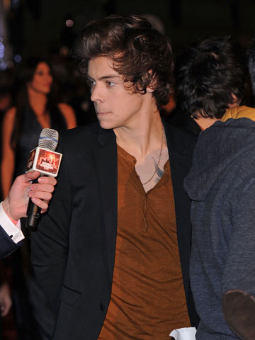 OMG! One Direction's Harry Styles wears mum Anne Cox's shirt to party on 19th birthday?!
