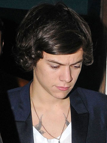 One Direction fans comfort Harry Styles after he's told he's not a good dancer
