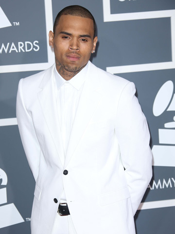 Uh-Oh! Chris Brown to write tell-all book on Rihanna