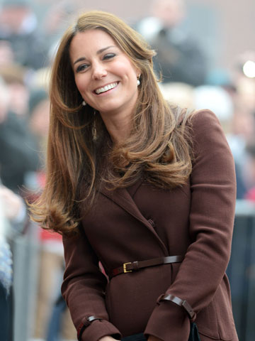 Pregnant Kate Middleton recycles her brown Hobbs coat for  Prince's Trust visit to Grimsby 