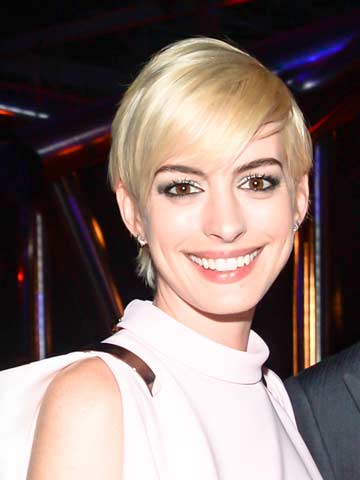 Blonde Anne Hathaway nods to the swinging sixties with a hot new pixie crop 