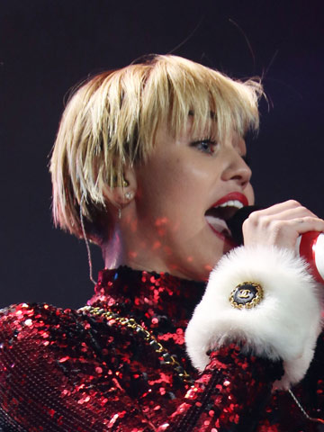 OMG! Miley Cyrus debuts new blonde bob hair at Christmas concert in LA OMG! Miley Cyrus debuts new blonde bob hair at Christmas concert in LA