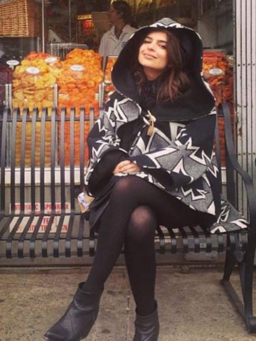 Hot Blurred Lines model Emily Ratajkowski hides sexy body under printed cloak and is unrecognisable! Hot Blurred Lines model Emily Ratajkowski hides sexy body under printed cloak and is unrecognisable!