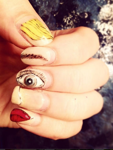 Killing it! Blurred Lines girl Emily Ratajkowski impresses fans with 'amazing' nail art Killing it! Blurred Lines girl Emily Ratajkowski impresses fans with 'amazing' nail art