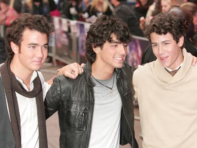 SEE PHOTOS Miley Cyrus and The Jonas Brothers at the Disney Channel ...
